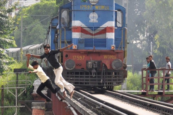 Tres jóvenes mueren al intentar hacerse un 'selfie' con un tren en la India