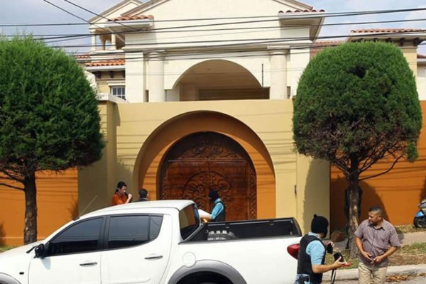 Asegurarán 30 carros de lujo comprados con dinero del Seguro Social