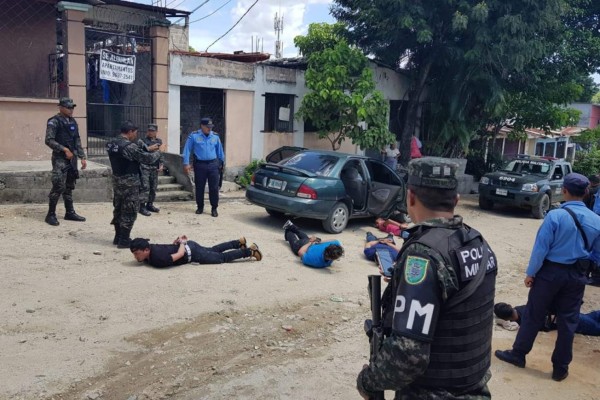 Policía capturó infranganti a sujetos que asaltaron negocio en San Pedro Sula