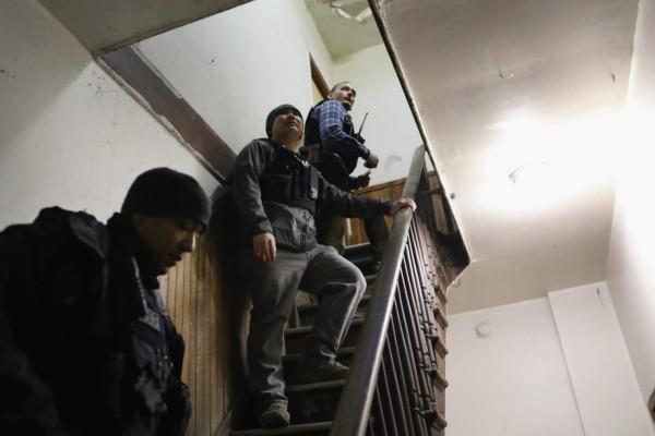 ICE inicia redadas arrestando a decenas de inmigrantes
