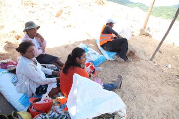 Parientes de mineros fallecidos trabajan en la mina