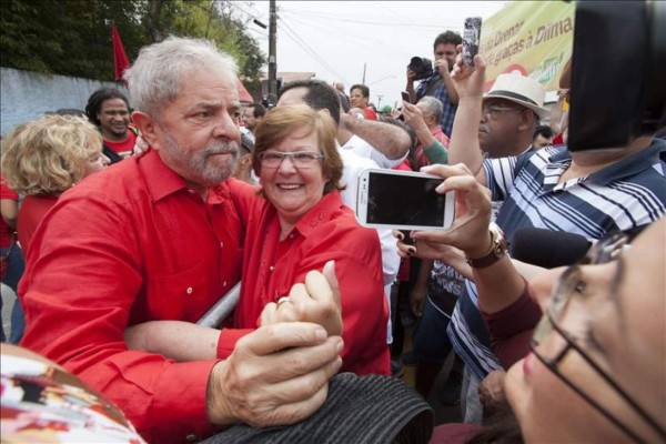 Lula vota con 'esperanza y expectativa' en una victoria de Rousseff