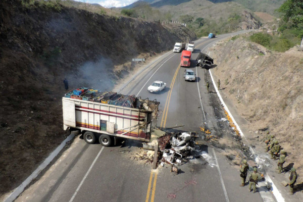 Ejército mexicano se enfrenta a autodefensas