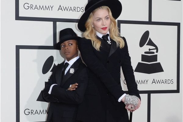 Estrellas de la música brillan en la alfombra roja de los Grammy