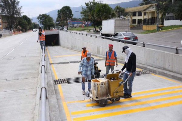 Iluminan y señalizan túneles de la salida al sur