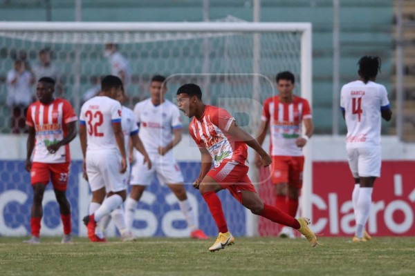 Vida con diez amarga al Olimpia con gol al minuto 90