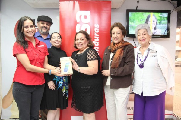 María Mercedes Agurcia gana ‘Concurso de poesía’