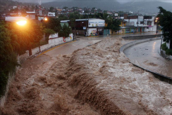 Al menos 40 muertos en México por dos ciclones que se debilitan