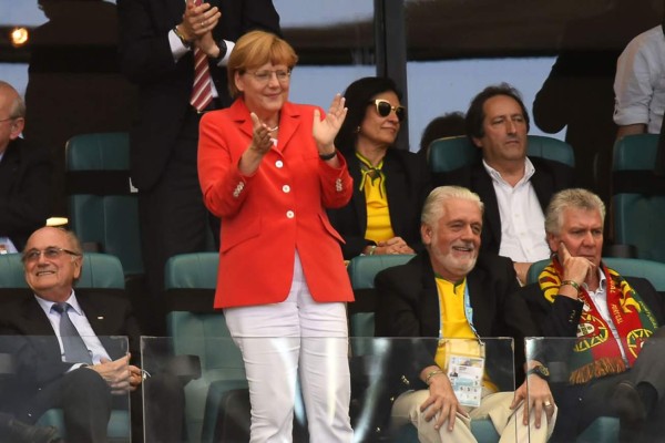 Una Merkel mucho más delgada celebra la goleada de Alemania