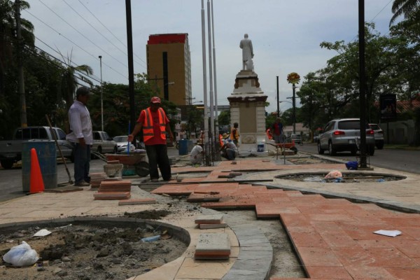 Avanza restauración de la plaza Francisco Morazán en SPS