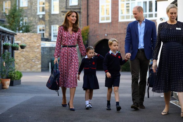 Princesa Charlotte inicia 'muy ilusionada' su primer día de escuela