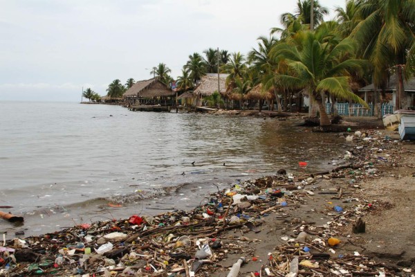 Río Motagua de Guatemala sigue contaminando playas hondureñas