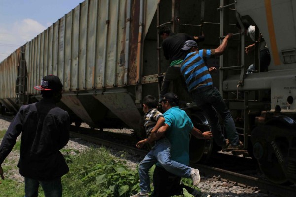 Inmigrante hondureño muere arrollado por 'La Bestia' en México