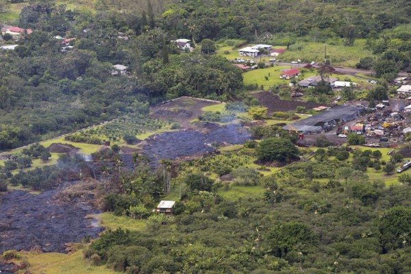 Fotografía facilitada este jueves por Paradise Helicopters en la que se registró un rastro de lava del volcán Kilauea, en la 'Isla Grande' del estado de Hawai, Estados Unidos.