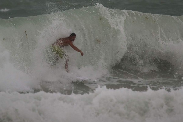 Surfistas se enfrentan a peligrosas olas en Florida, pese a amenaza de Irma