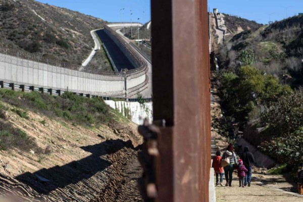 Trump busca recaudar 8,000 millones de dólares para el muro con México