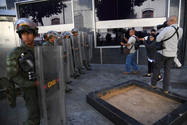 Diputados opositores vuelven al Parlamento venezolano tras bloqueo