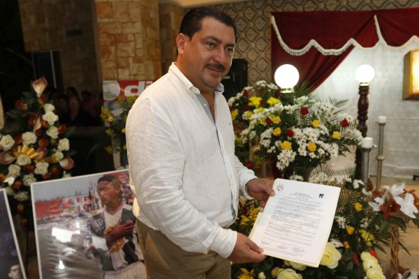 Allan Ramos, alcalde de Puerto Cortés y presidente de Platense, se hizo presente en el velorio de Walter López.