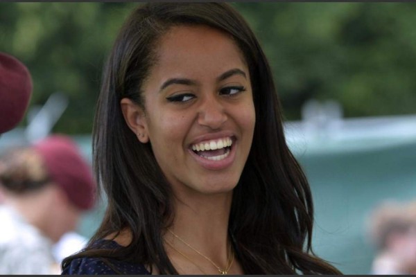 Malia Obama y su novio británico derrochan amor en París