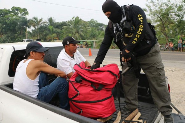 Capturan a tres hombres y dos mujeres con maletas cargadas de marihuana