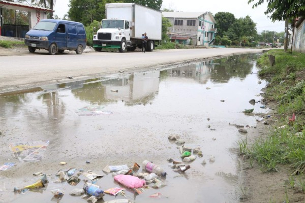 Urge limpieza de cunetas en calle a la aldea El Carmen