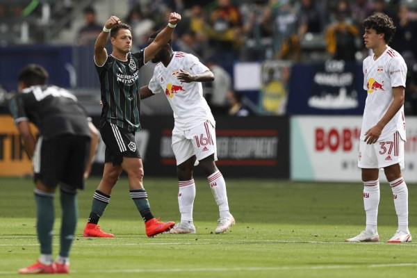 'Chicharito' Hernández logra su primer hat-trick en la MLS en triunfo del Galaxy sobre NY Red Bulls