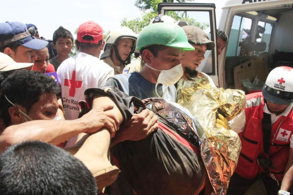 Fotos del rescate de tres mineros de los once atrapados en Honduras