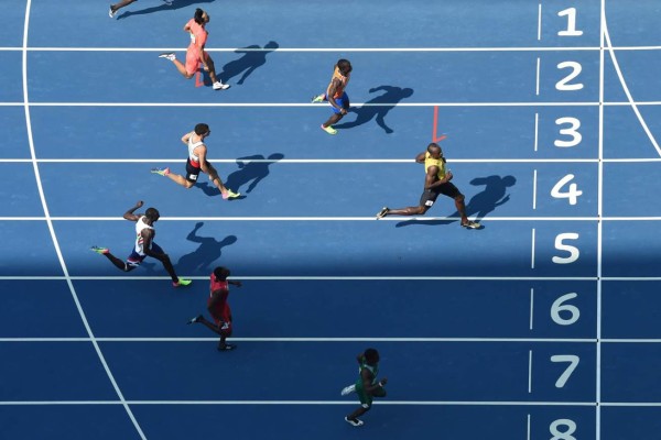 VIDEO: Usain Bolt pasa 'caminando' a semifinales de los 200 metros