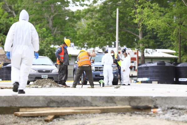 Obreros laboran contrarreloj en planteles para hospitales