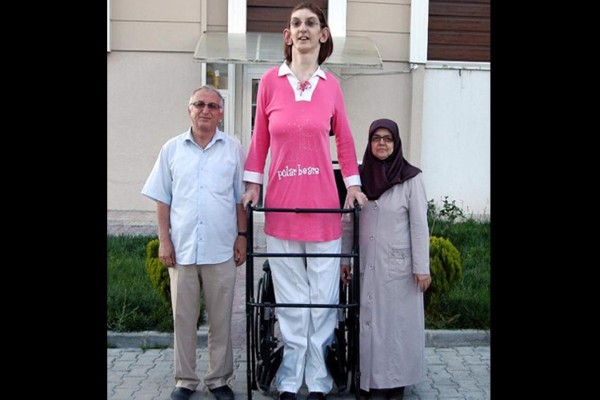 Rumeysa Gelgi es la joven más alta del mundo con 2.13 metros