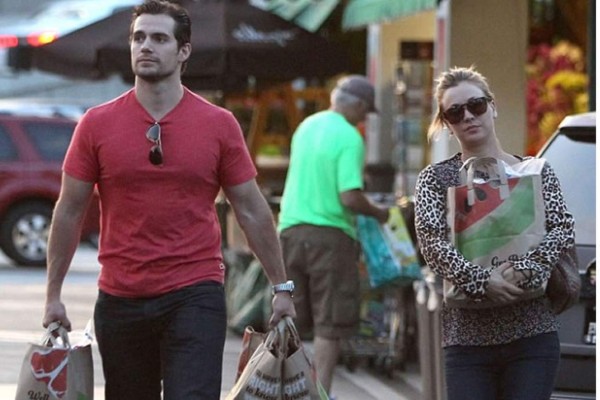 Kaley Cuoco habla de Henry Cavill y su aumento de senos