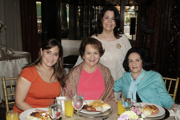 Frances Vargas es agasajada por su pronta boda