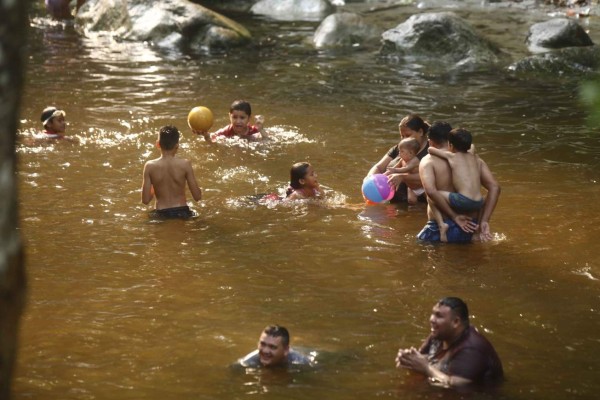 Chapuzón para sofocar el calor en San Pedro Sula