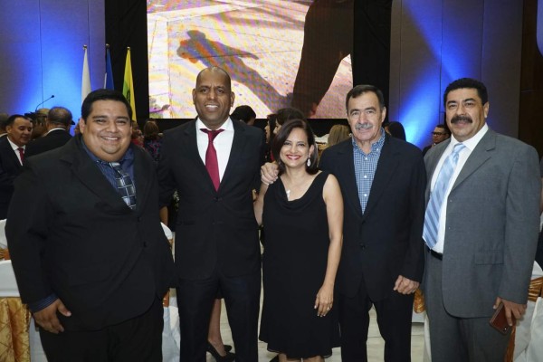 'Debemos luchar por un periodismo responsable': Salomón Salguero al recibir el Álvaro Contreras