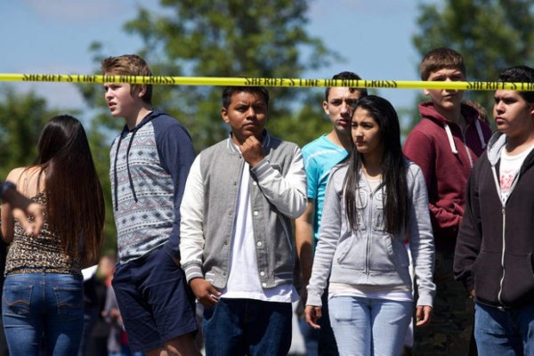 Muere estudiante y agresor en tiroteo en escuela de Oregon