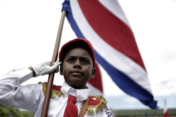SJ4001.SAN JOSÉ (COSTA RICA), 15/09/2016.- Un niño sostiene la bandera de Costa Rica hoy, jueves, 15 de septiembre de 2016, en los desfiles que se realizan en San José, como parte de las celebraciones del 195 aniversario de la Independencia de Centroamérica de la Corona española. EFE/Jeffrey Arguedas
