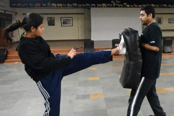 Mujeres aprenden defensa personal por violencia doméstica en Bolivia