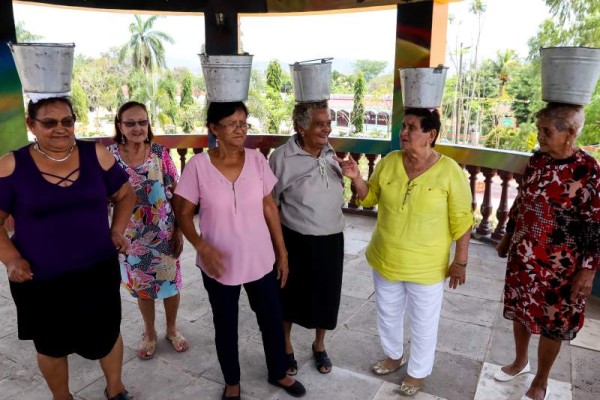 Baile de Abuelas: Durante la celebración del Festival de los Juegos Tradicionales se aprecia el baile que realizan un grupo de abuelas que portan sobre la cabeza una cubeta llena de agua.