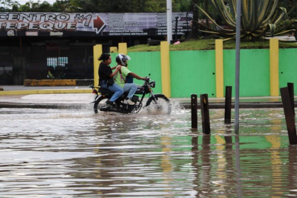 Daños e inundaciones dejan lluvias del fin de semana