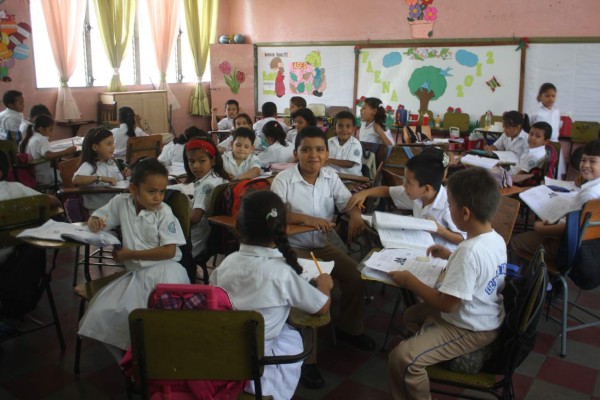 Cada maestro atiende 29 alumnos en el sistema público