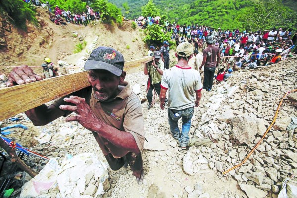 Los mineros soterrados son jóvenes, hogareños y con sueños