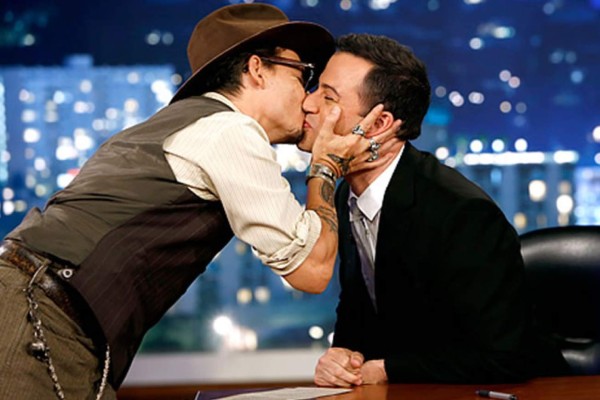 Johnny Depp se besa con Jimmy Kimmel
