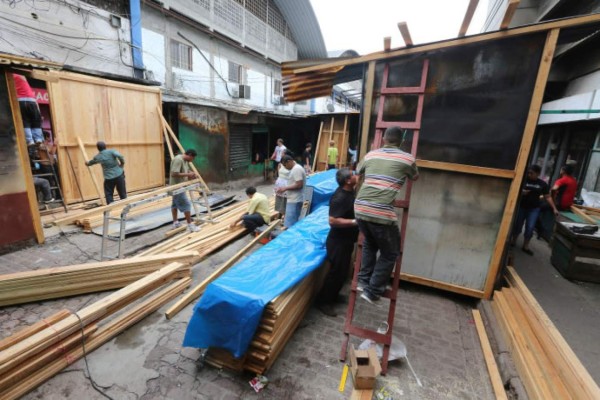 Reconstruyen puestos en mercado quemado de Comayagüela