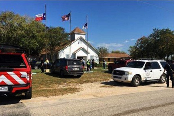 Al menos 26 muertos tras tiroteo en iglesia bautista de Texas