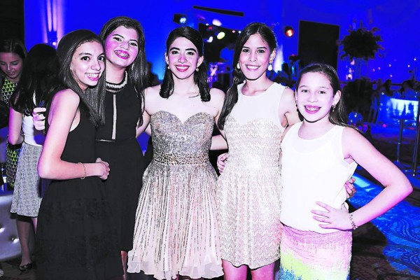 Celebran a lo grande los 15 años de Valeria García