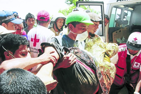 Acaba la pesadilla para tres de los 11 mineros soterrados