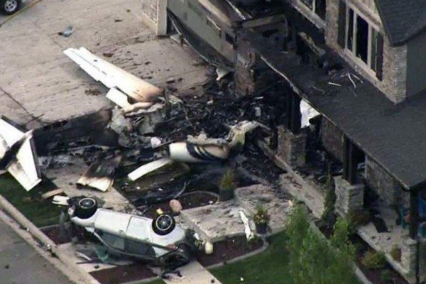 Un hombre estrella avioneta en su casa para agredir a su mujer en Estados Unidos