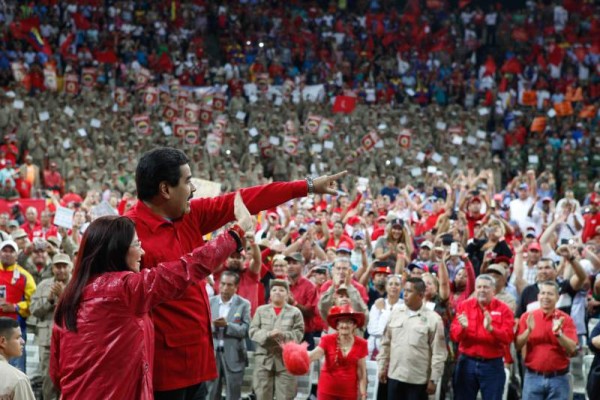 Maduro saluda, junto con su esposa, a los asistentes al primer Congreso de la Clase Obrera Trabajadora.