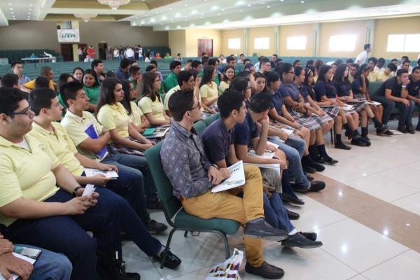 Un total de 1,600 alumnos aprendieron de tecnología