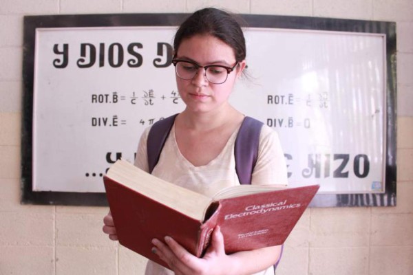 Brillante estudiante de la Unah recibirá premio regional a la excelencia académica